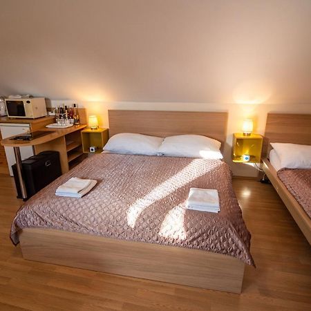 Apartman A Ubytovani U Machu Mikulov Exterior photo